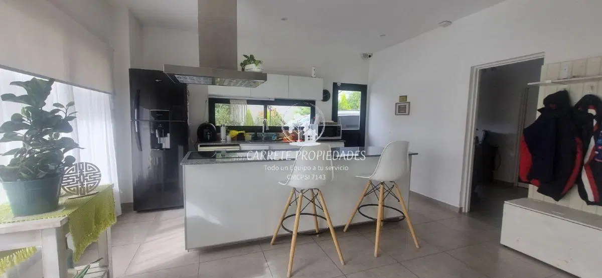 Casa en Venta de 2 plantas estilo moderno con pileta. Barrio Santa Emilia. Pilar del Este. 2