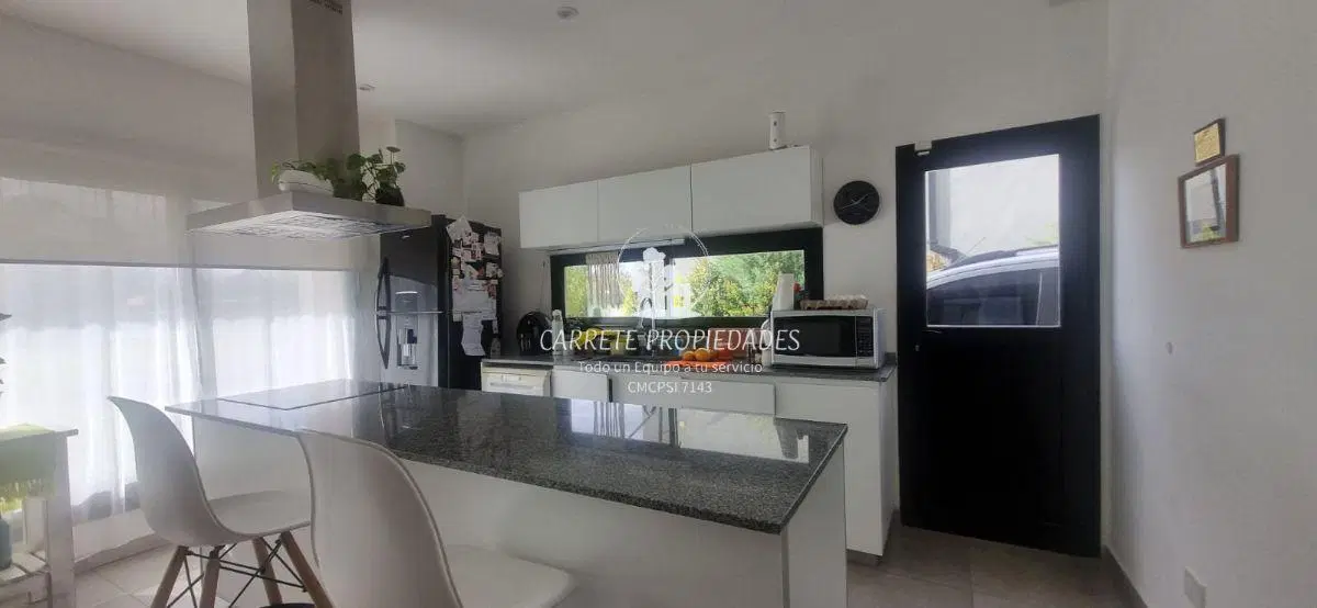 Casa en Venta de 2 plantas estilo moderno con pileta. Barrio Santa Emilia. Pilar del Este. 4