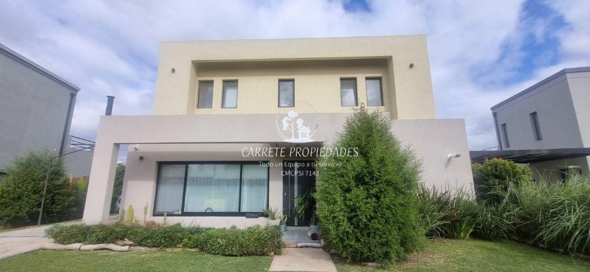 Casa en Venta de 2 plantas estilo moderno con pileta. Barrio Santa Emilia. Pilar del Este.