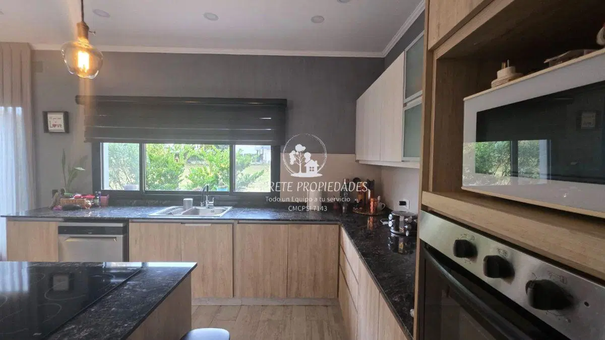 Casa en Venta de 5 ambientes y pileta fondo a verde. Barrio Santa Lucía. Pilar del Este 2