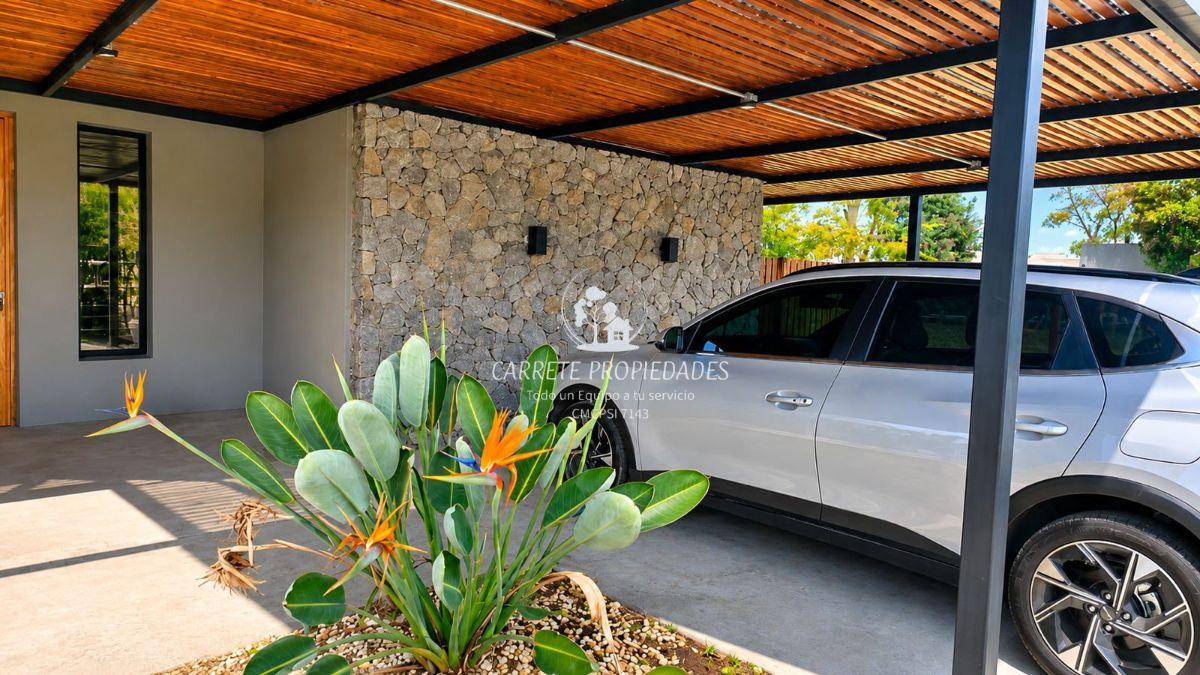 Casa en Venta de 5 ambientes y pileta fondo a verde. Barrio Santa Lucía. Pilar del Este