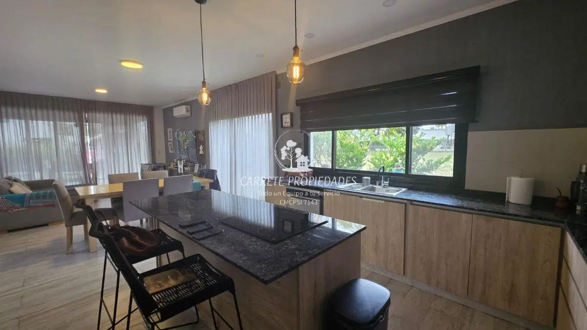 Casa en Venta de 5 ambientes y pileta fondo a verde. Barrio Santa Lucía. Pilar del Este 4