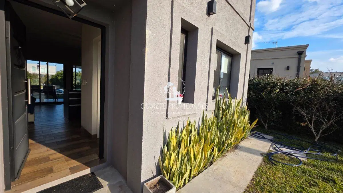 Casa en Venta de 4 ambientes, lote Central con fondo a verde y Pileta. barrio Santa Elena. Pilar 8