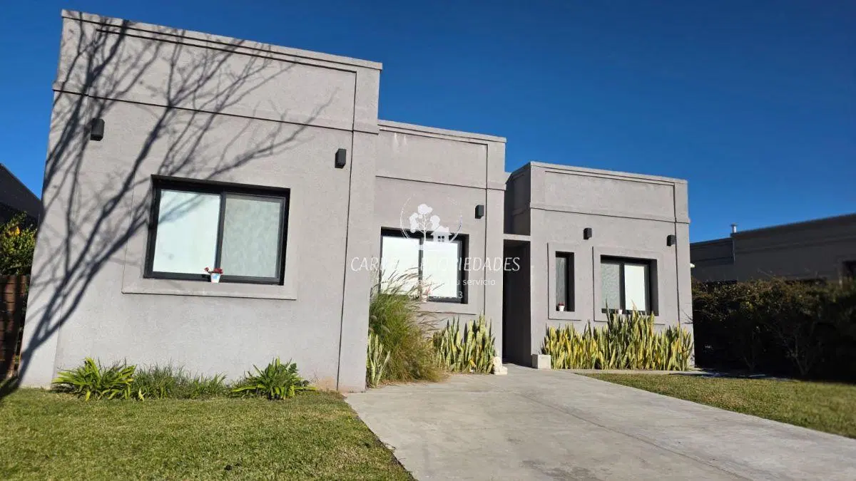 Casa en Venta de 4 ambientes, lote Central con fondo a verde y Pileta. barrio Santa Elena. Pilar 2