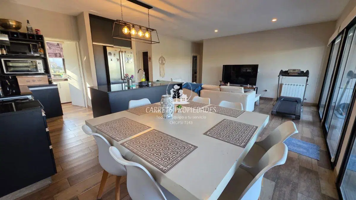 Casa en Venta de 4 ambientes, lote Central con fondo a verde y Pileta. barrio Santa Elena. Pilar 5