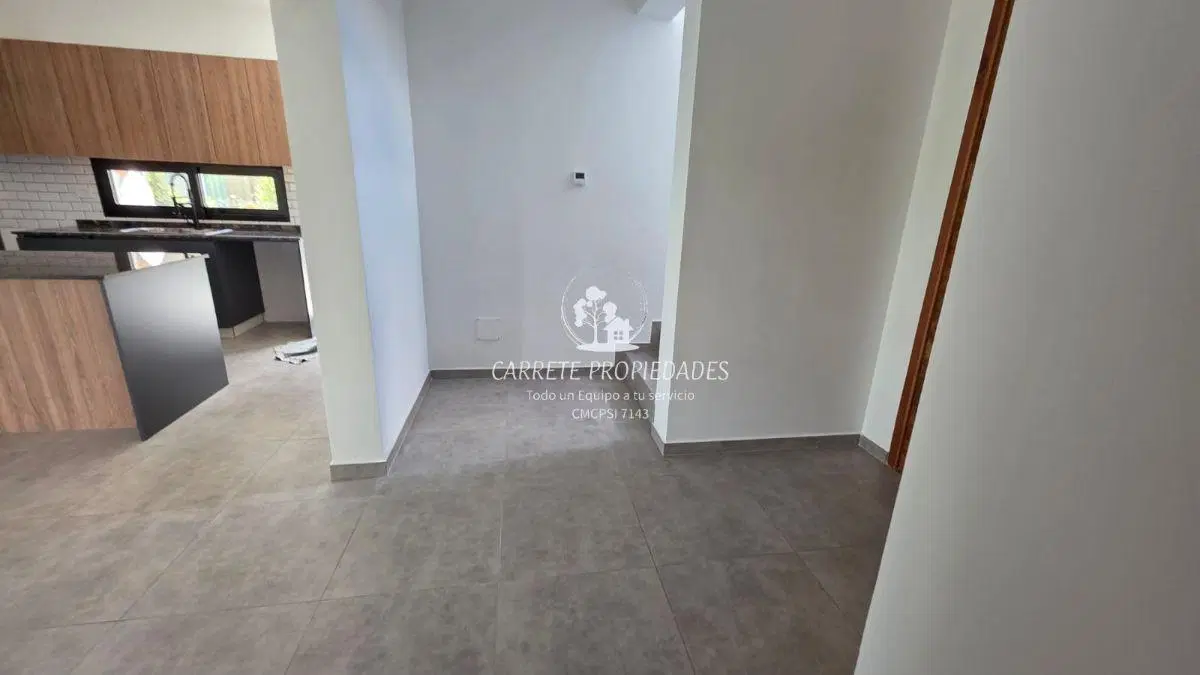 Casa en venta de 5 ambientes y pileta. Lote interno. Barrio Santa Elena. Pilar. 2