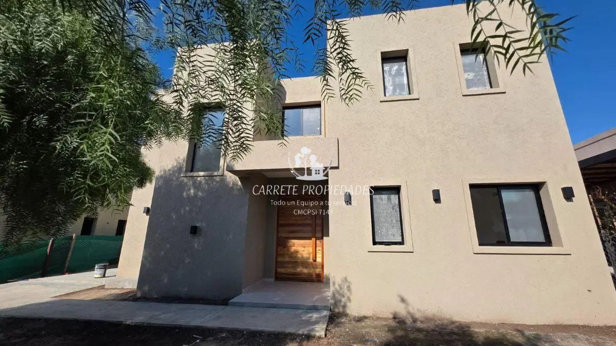 Casa en venta de 5 ambientes y pileta. Lote interno. Barrio Santa Elena. Pilar. 3
