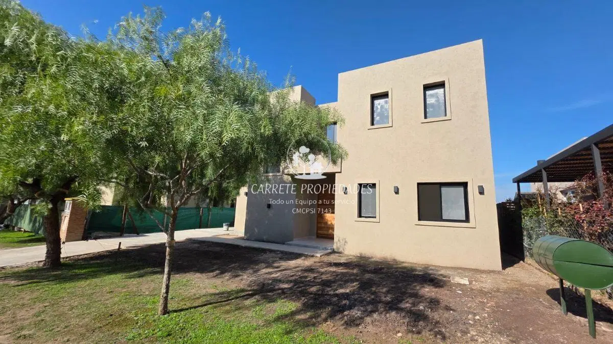Casa en venta de 5 ambientes y pileta. Lote interno. Barrio Santa Elena. Pilar. 1