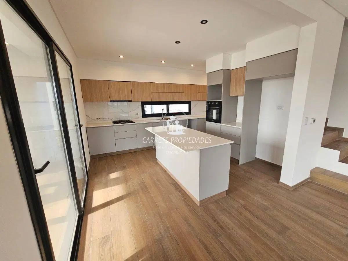 Casa en Venta de 5 ambientes con pileta y fondo a Verde. Barrio Santa Elisa. Pilar 5