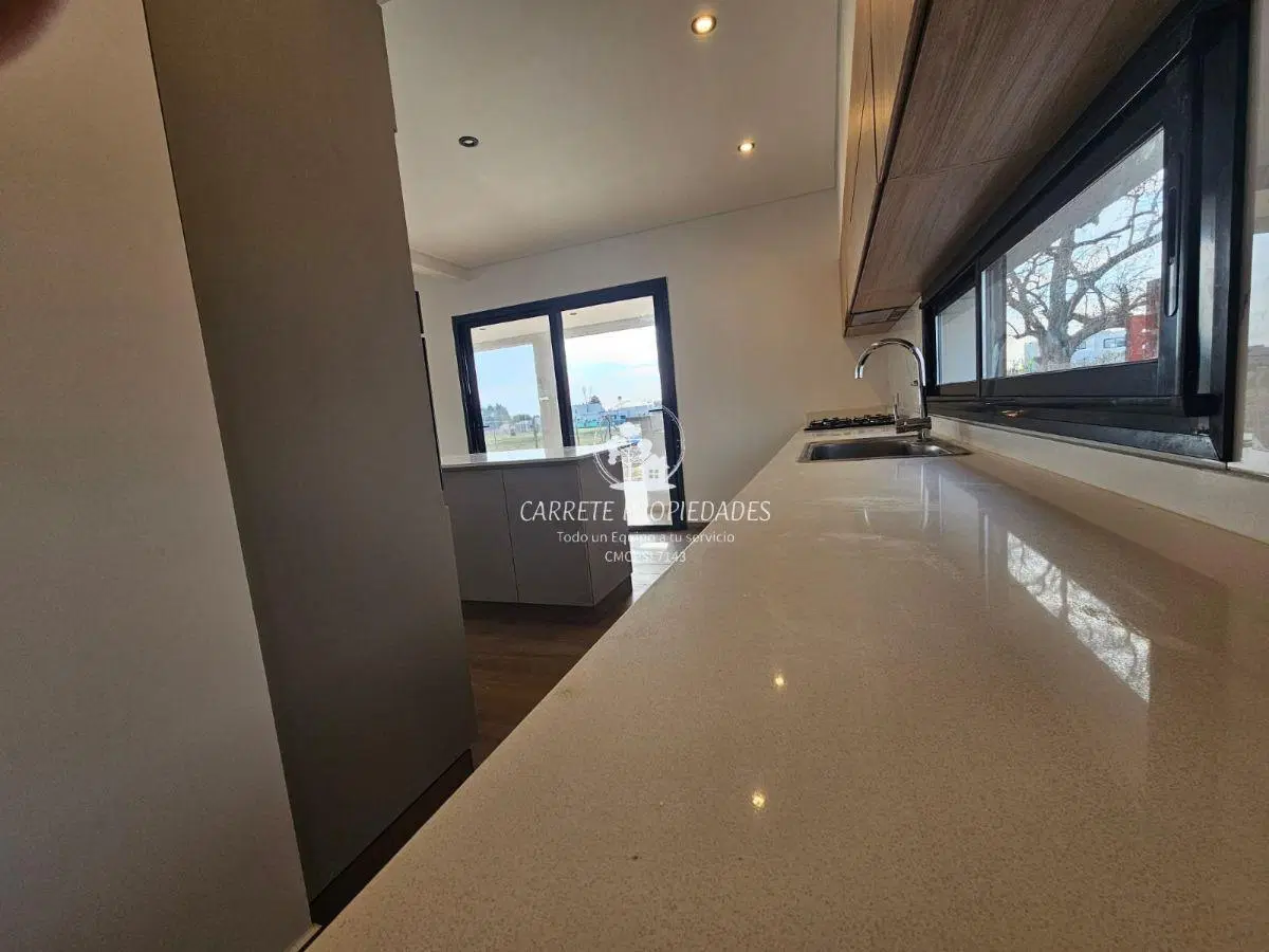 Casa en Venta de 5 ambientes con pileta y fondo a Verde. Barrio Santa Elisa. Pilar 4