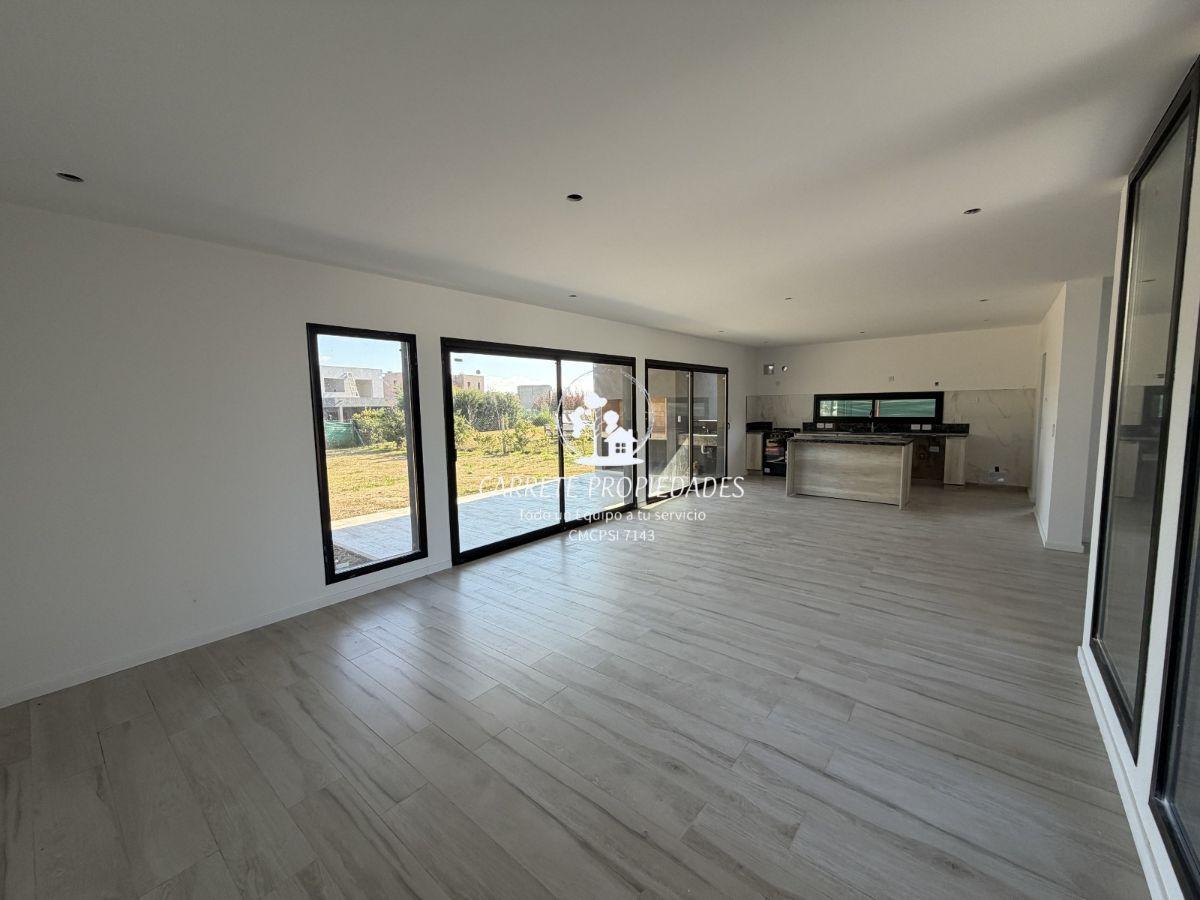 Foto de Moderna casa en venta de 4 ambientes con Sector de escritorio. Barrio, imagen 2