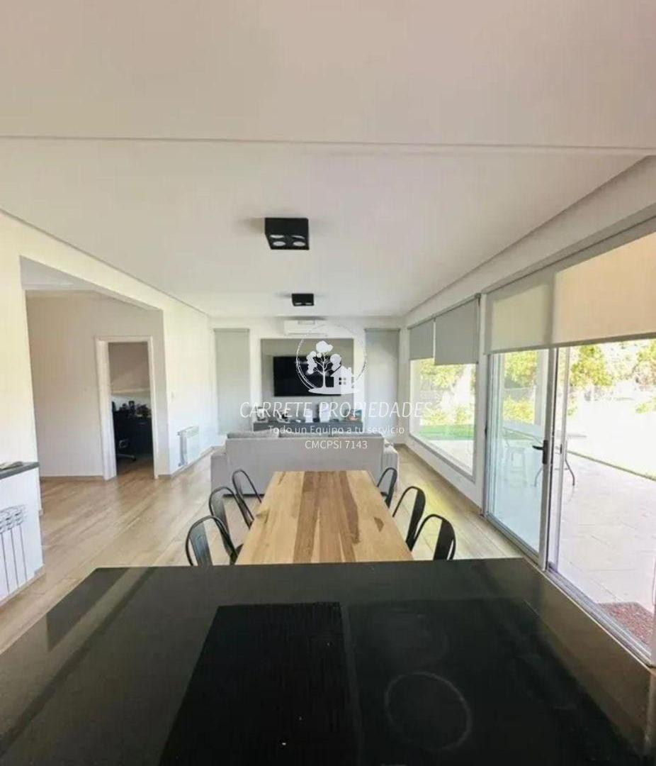 Foto de Impecable casa en Venta de 5 ambientes y pileta. Barrio Santa Emilia, imagen 1