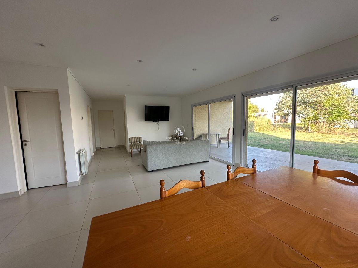 Foto de OPORTUNIDAD! Vivi en Santa Elena. Casa en Venta de 4 ambientes. Lote, imagen 2