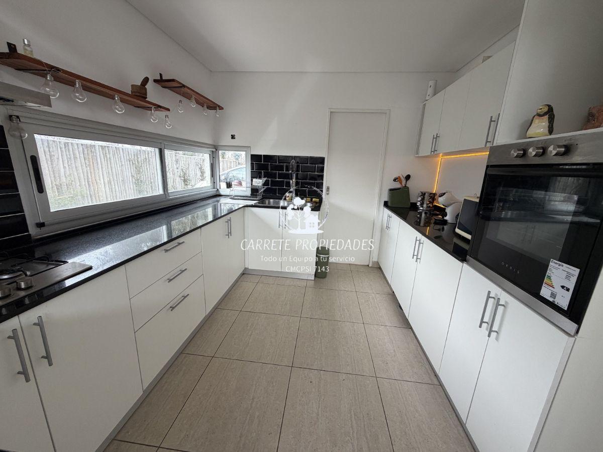 Foto de OPORTUNIDAD. Casa en Venta de 4 ambientes y Pileta. Barrio Santa, imagen 5