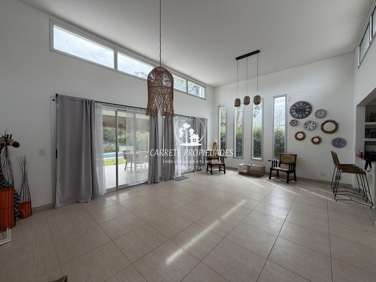 Foto de OPORTUNIDAD. Casa en Venta de 4 ambientes y Pileta. Barrio Santa, imagen 4