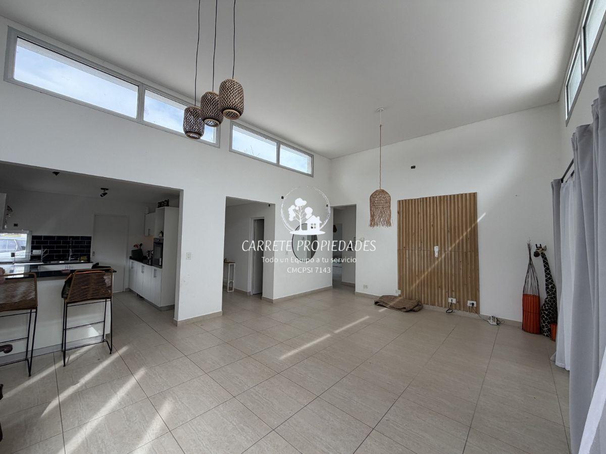 Foto de OPORTUNIDAD. Casa en Venta de 4 ambientes y Pileta. Barrio Santa, imagen 2