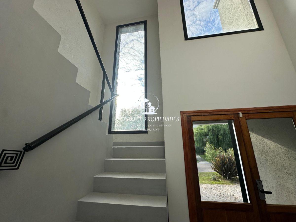 Foto de Casa en Venta de 6 ambientes con pileta y escritorio. Barrio San Ramón, imagen 4