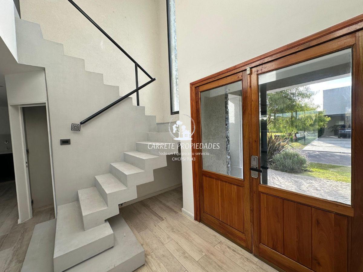 Foto de Casa en Venta de 6 ambientes con pileta y escritorio. Barrio San Ramón, imagen 2