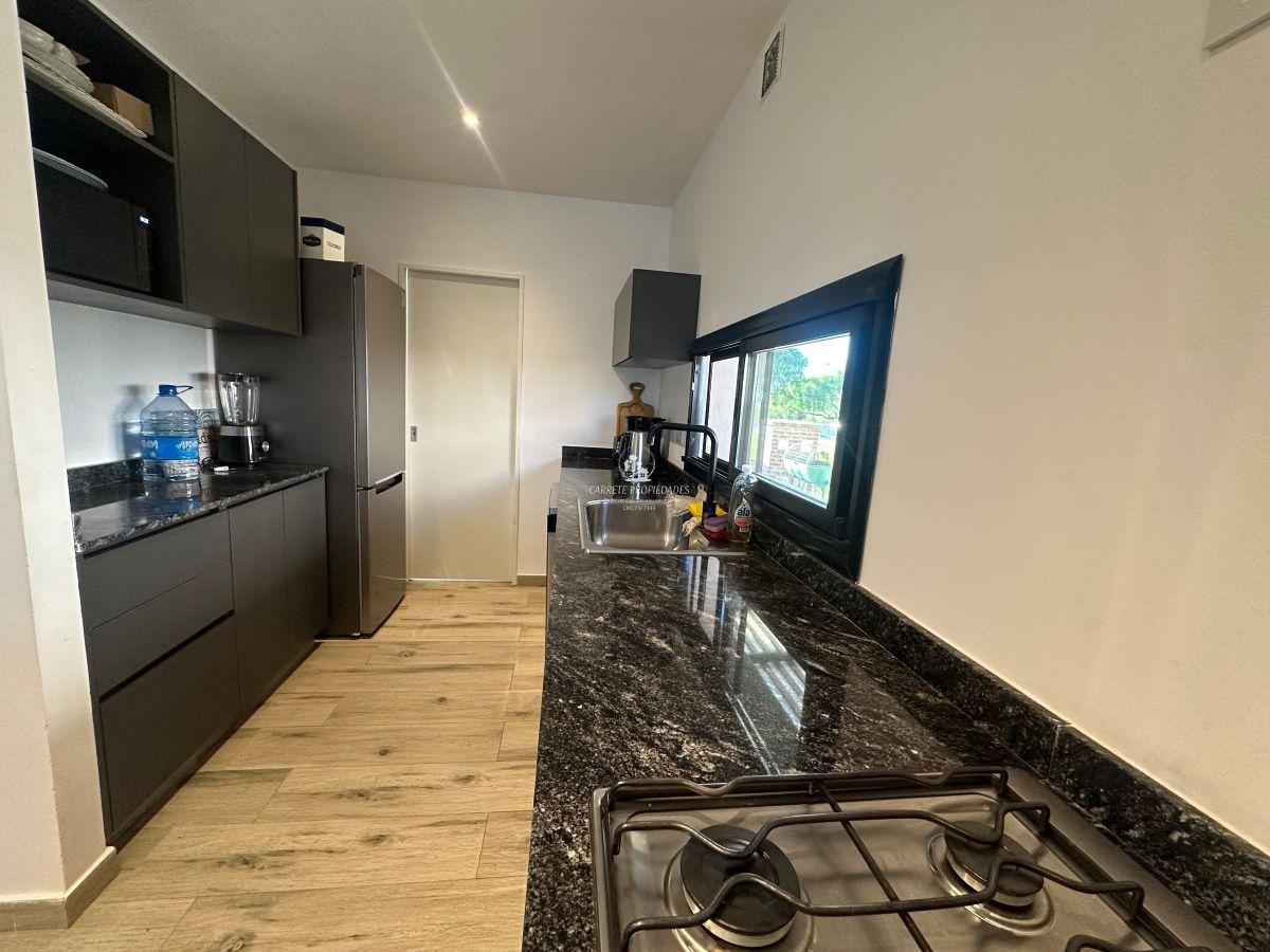 Foto de OPORTUNIDAD. Imperdible Casa en venta 4 ambientes y pileta. Barrio, imagen 2