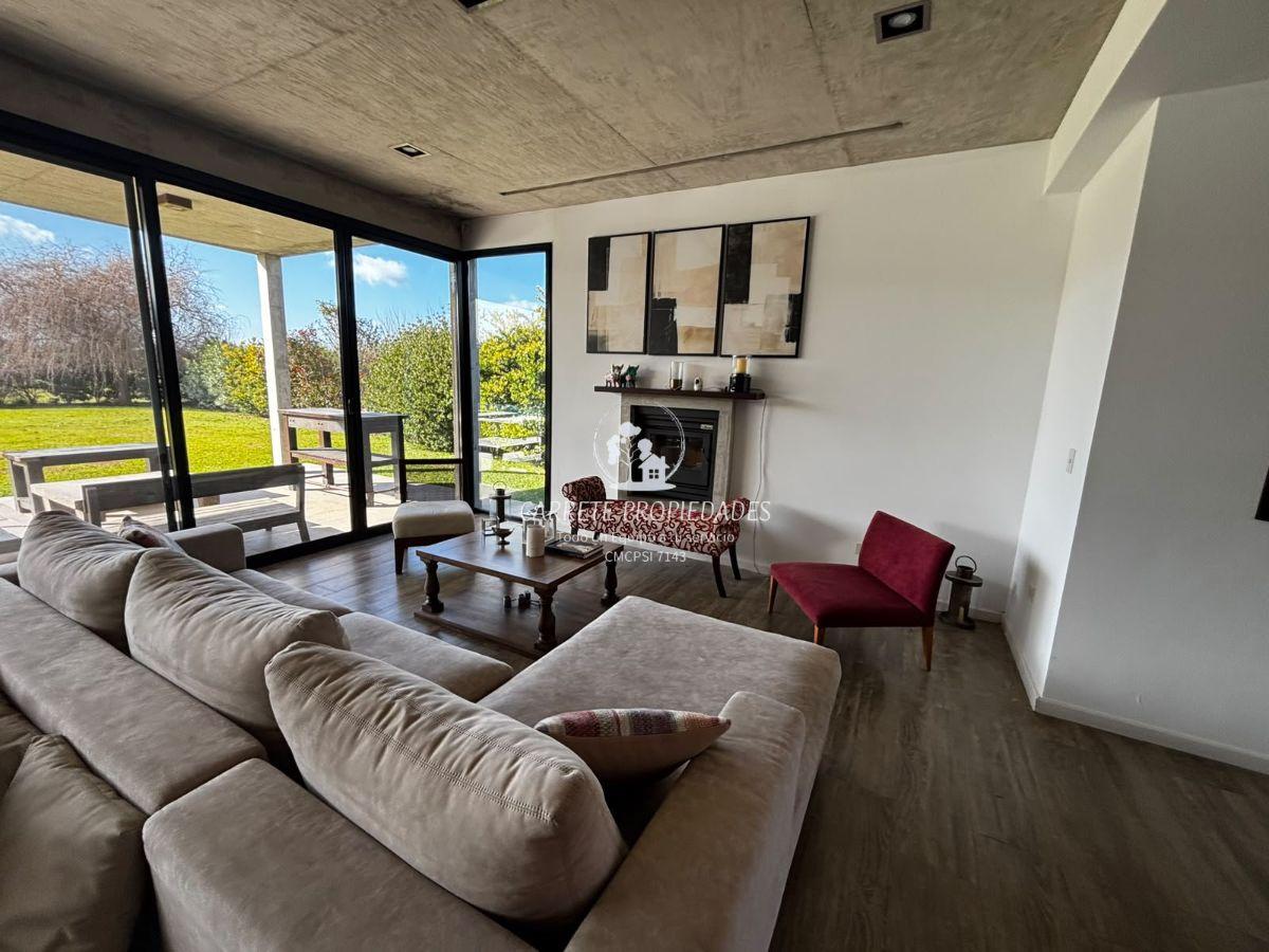 Foto de Casa Moderna de 5 ambientes y Dependencia en Alquiler con pileta. Haras, imagen 3