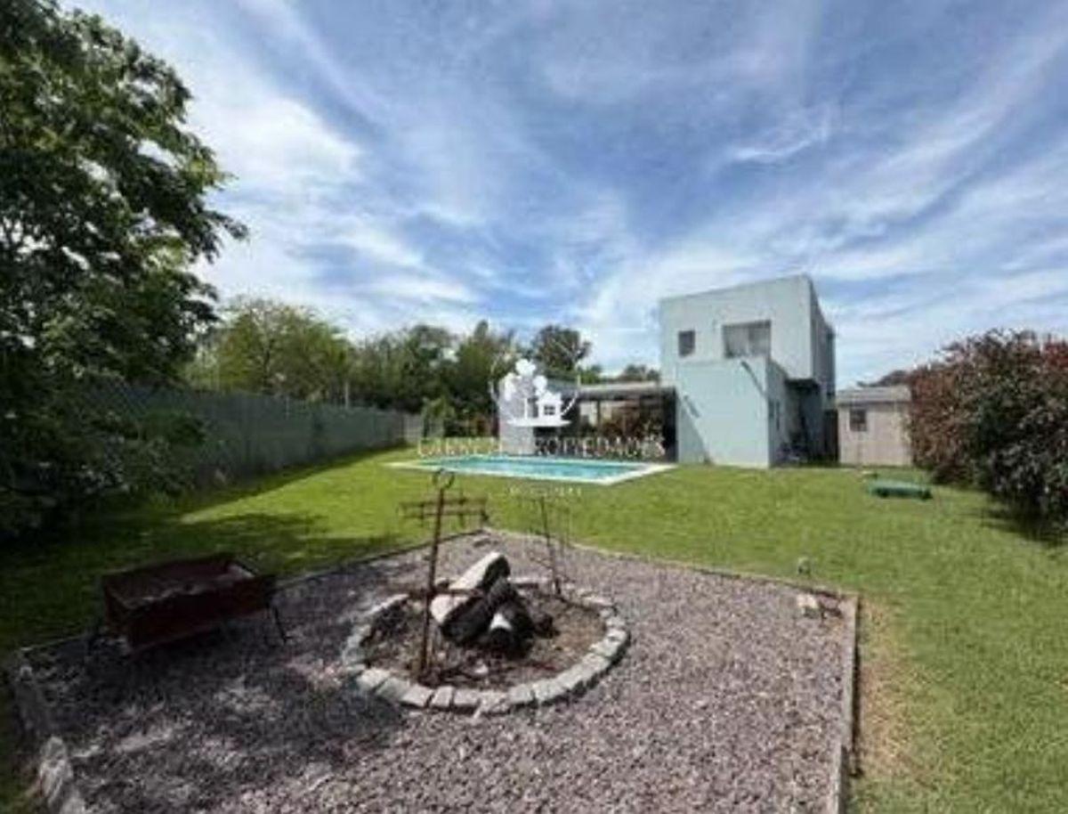 Foto de Hermosa Casa en venta de 5 ambientes y pileta. Barrio Santa Guadalupe, imagen 3