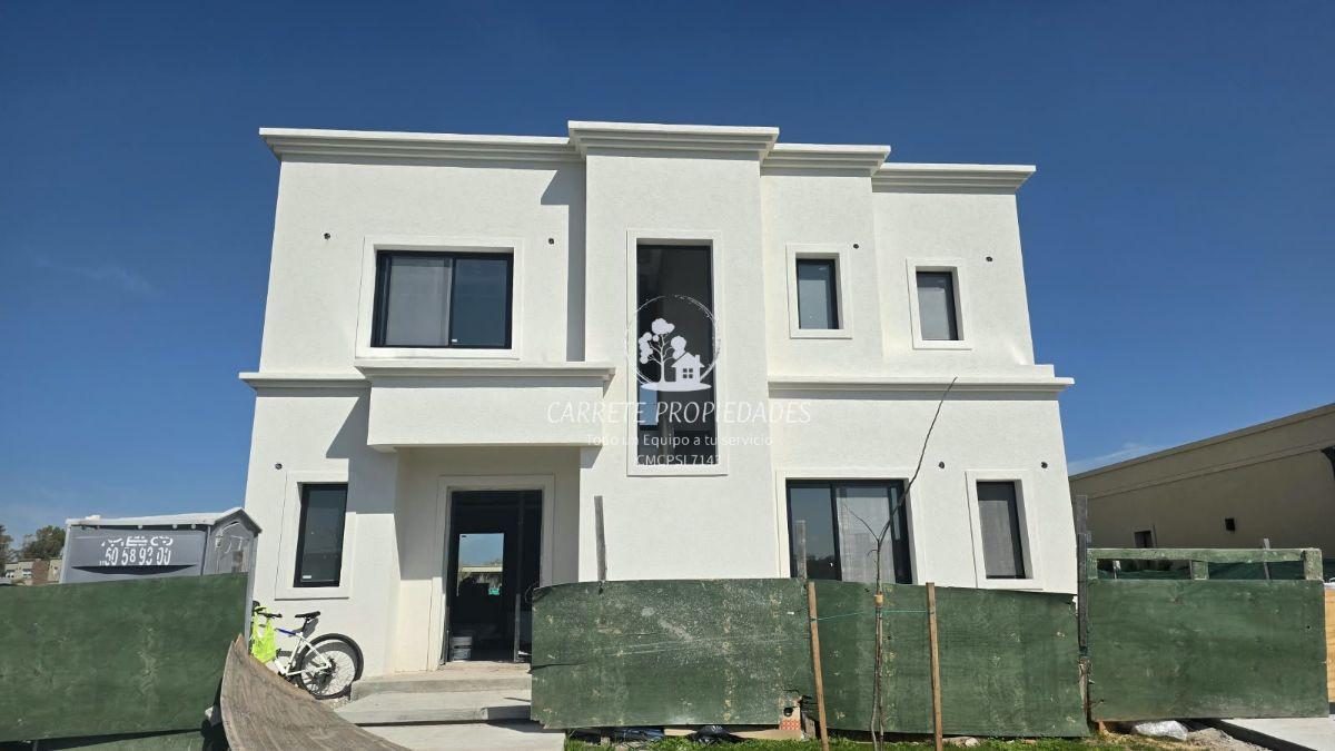Foto de Hermosa Casa en Venta de 5 ambientes y fondo a verde. Barrio Santa, imagen 1