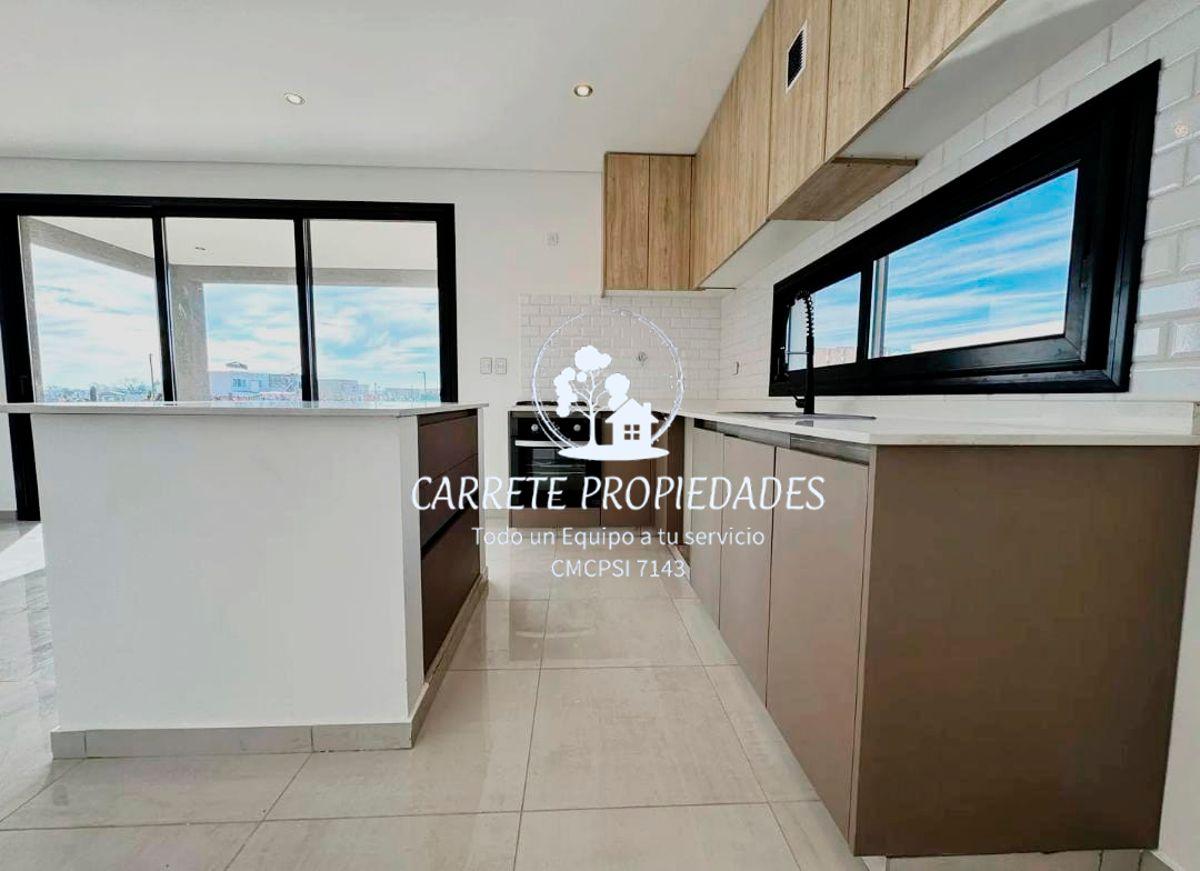 Foto de Hermosa Casa en Venta de 5 ambientes y fondo a verde. Barrio Santa, imagen 5