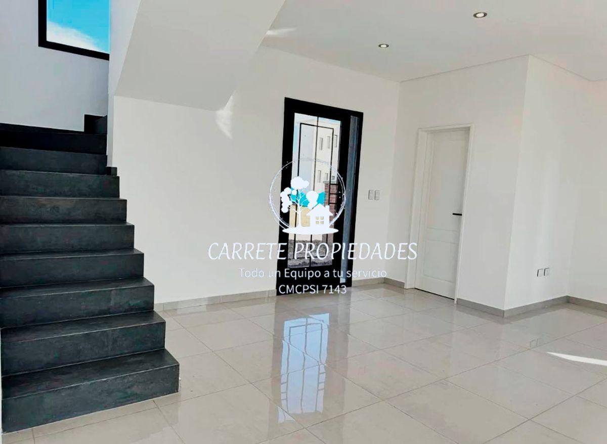 Foto de Hermosa Casa en Venta de 5 ambientes y fondo a verde. Barrio Santa, imagen 3