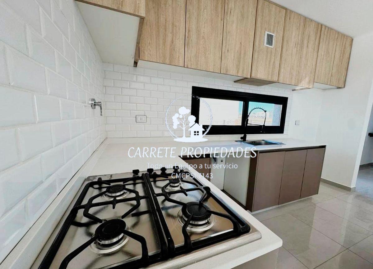 Foto de Hermosa Casa en Venta de 5 ambientes y fondo a verde. Barrio Santa, imagen 4