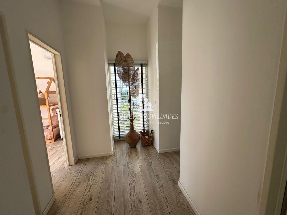 Foto de Casa Moderna de 4 ambientes, con pileta y fondo a espacios verdes, imagen 4