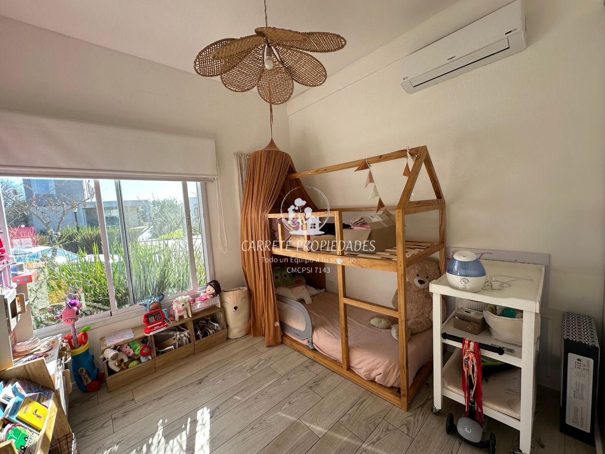 Foto de Casa Moderna de 4 ambientes, con pileta y fondo a espacios verdes, imagen 3