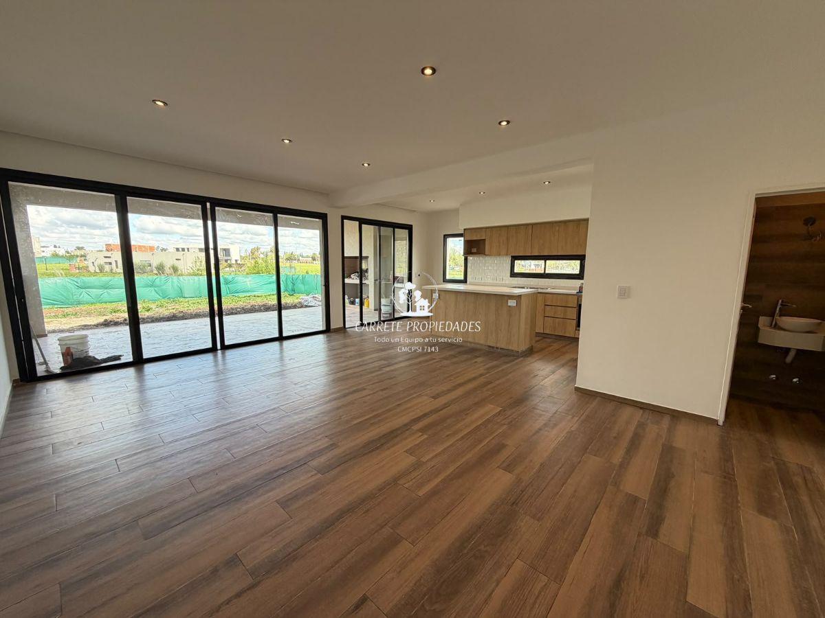 Foto de Casa en venta estilo Moderno con escritorio, fondo a reserva. Barrio, imagen 3