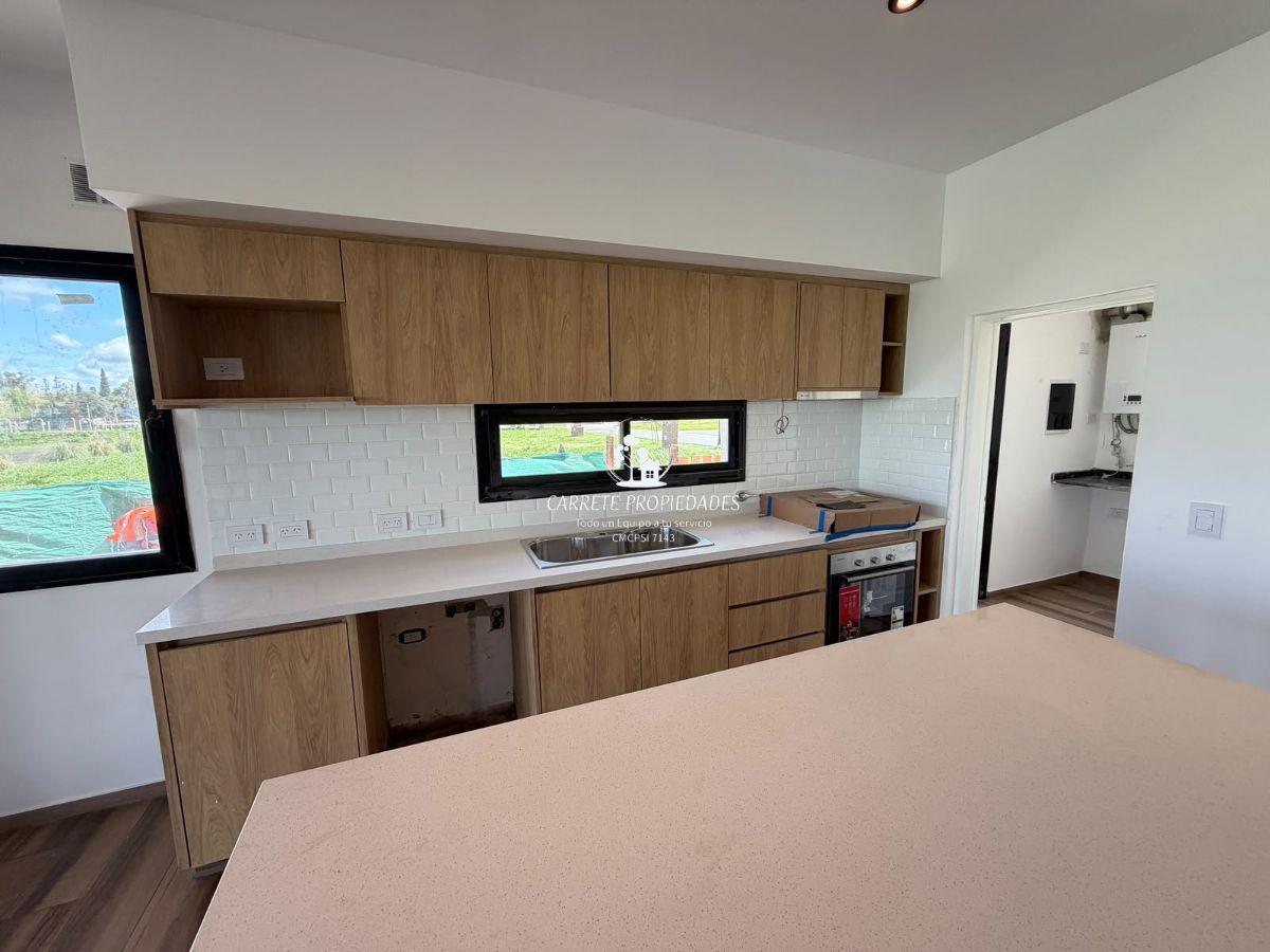 Foto de Casa en venta estilo Moderno con escritorio, fondo a reserva. Barrio, imagen 4