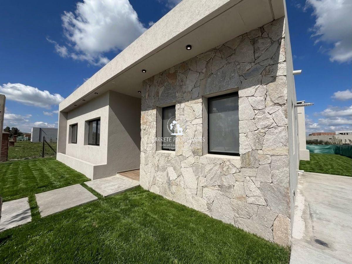 Foto de Casa en venta estilo Moderno con escritorio, fondo a reserva. Barrio, imagen 1