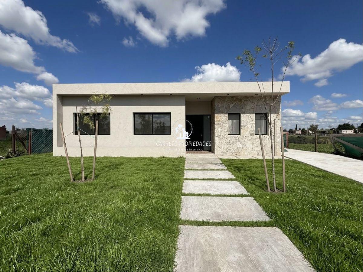Foto de Casa en venta estilo Moderno con escritorio, fondo a reserva. Barrio, imagen 2