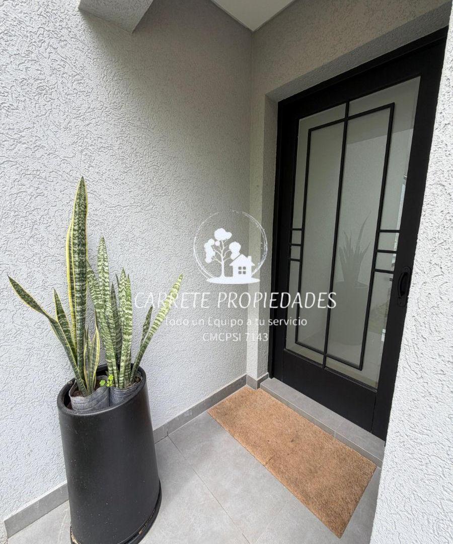Foto de Espectacular Casa en Venta de 5 ambientes con pileta. Barrio Santa, imagen 2
