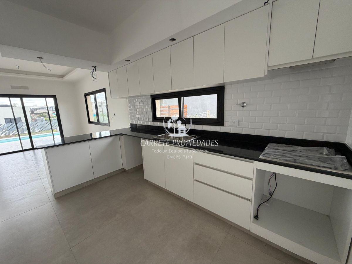 Foto de Casa en Venta estilo Moderno de 4 ambientes y pileta. Barrio Santa, imagen 5