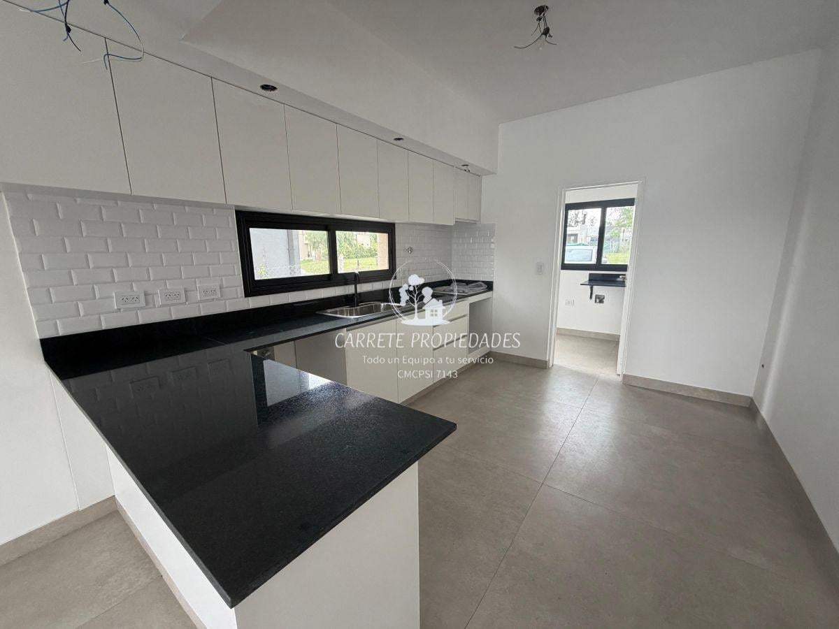 Foto de Casa en Venta estilo Moderno de 4 ambientes y pileta. Barrio Santa, imagen 4