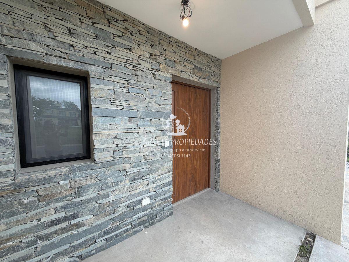 Foto de Casa en Venta estilo Moderno de 4 ambientes y pileta. Barrio Santa, imagen 2