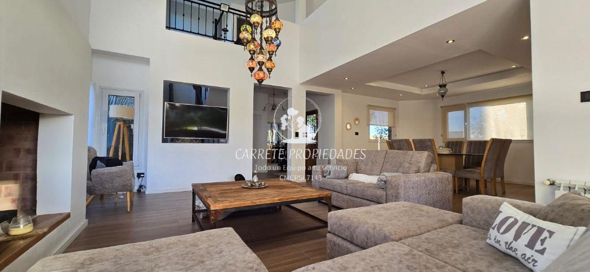 Foto de Casa en venta estilo Moderno de 5 ambientes y Pileta. Barrio Santa, imagen 3