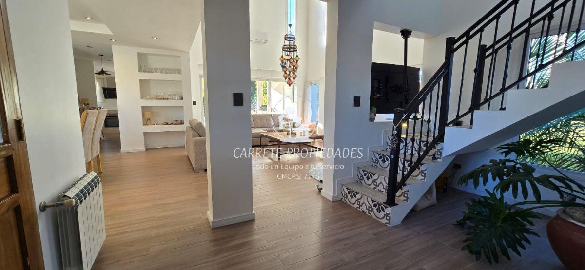 Foto de Casa en venta estilo Moderno de 5 ambientes y Pileta. Barrio Santa, imagen 2