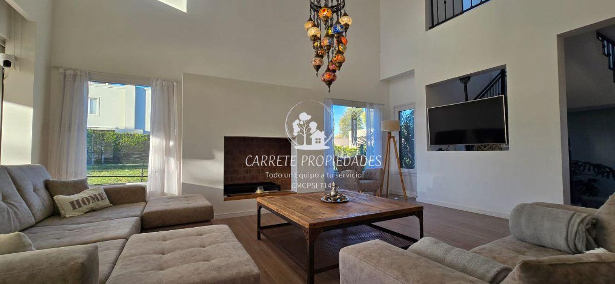 Foto de Casa en venta estilo Moderno de 5 ambientes y Pileta. Barrio Santa, imagen 5