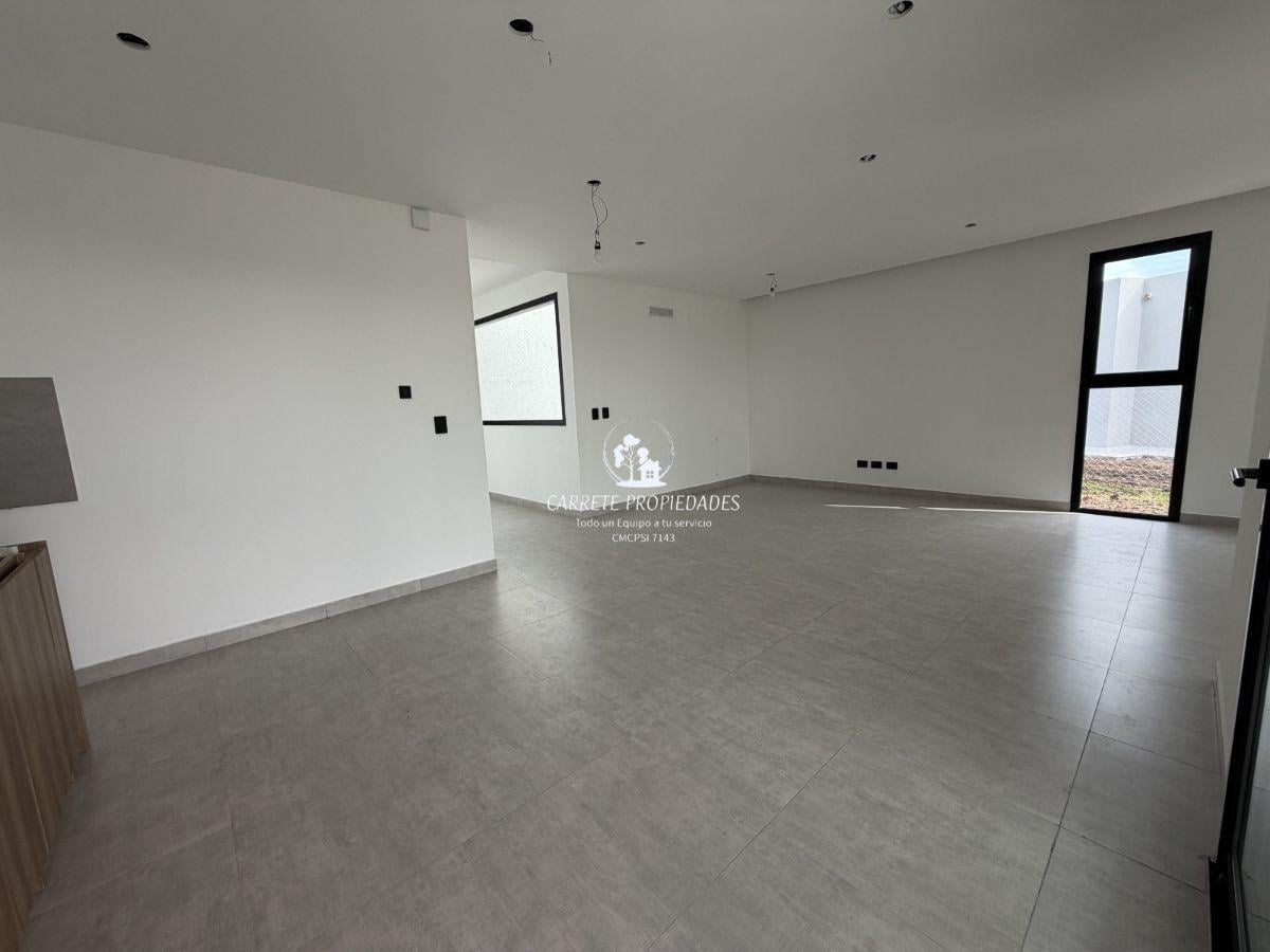Foto de Casa en Venta estilo Moderno de 4 ambientes y fondo a verde. Barrio, imagen 4