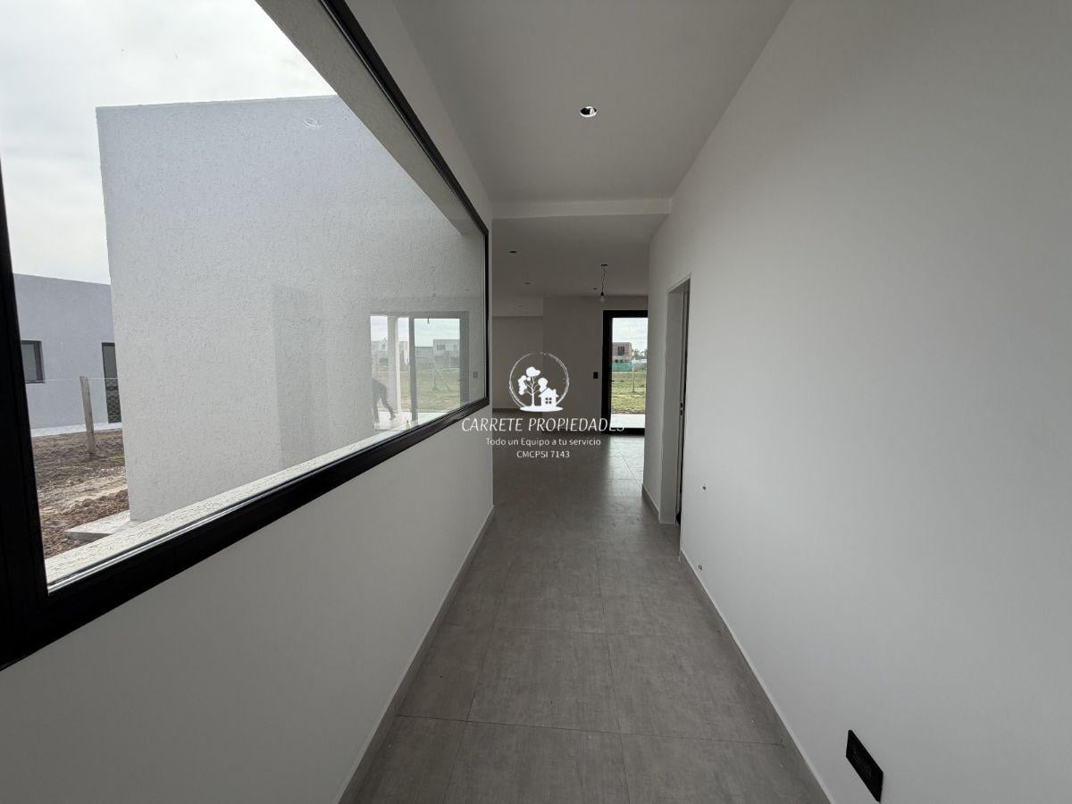 Foto de Casa en Venta estilo Moderno de 4 ambientes y fondo a verde. Barrio, imagen 3