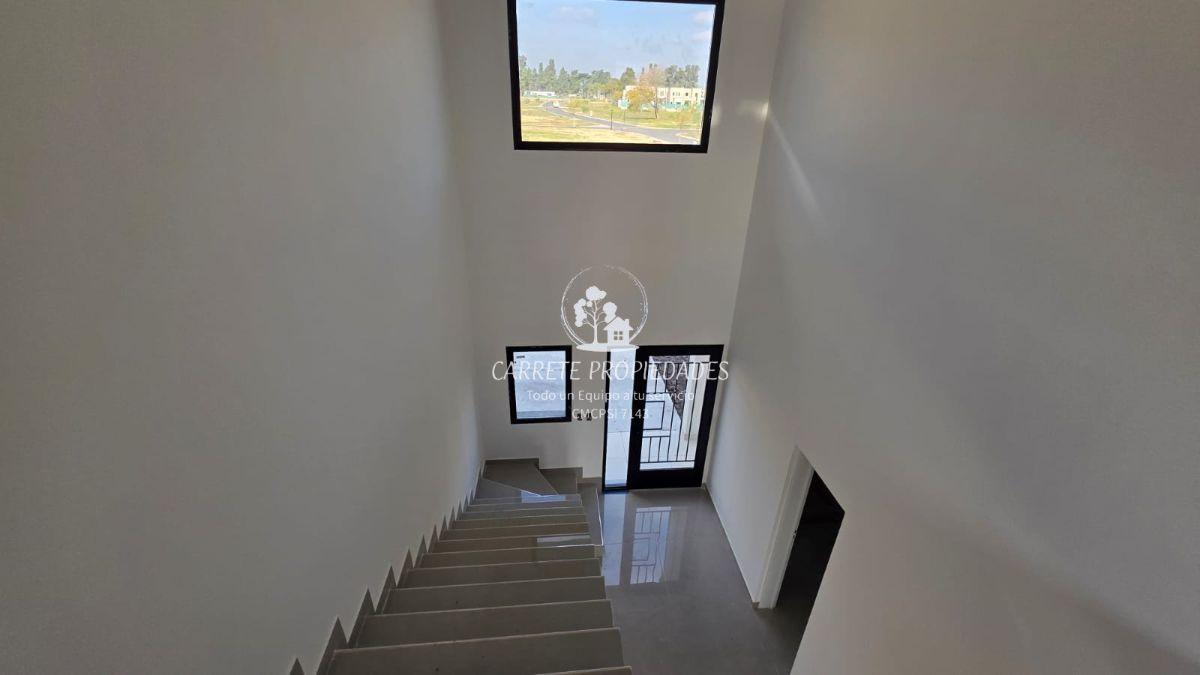 Foto de Casa en Venta 5 ambientes, pileta y fondo verde. Barrio Santa Elena, imagen 5
