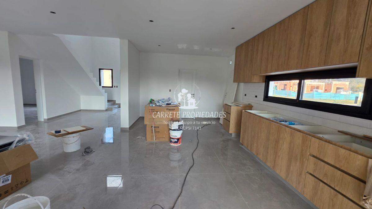 Foto de Casa en Venta 5 ambientes, pileta y fondo verde. Barrio Santa Elena, imagen 4