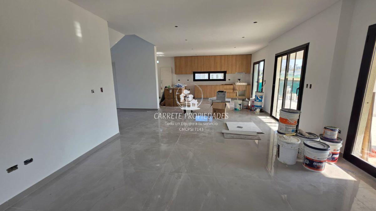 Foto de Casa en Venta 5 ambientes, pileta y fondo verde. Barrio Santa Elena, imagen 3