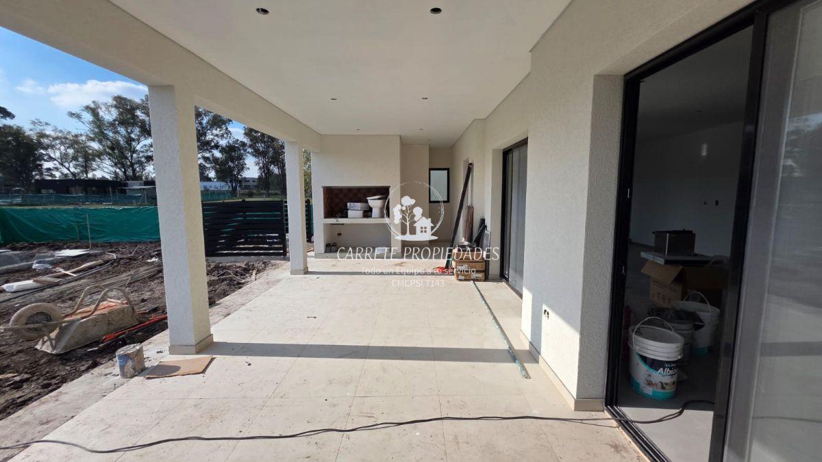 Foto de Casa en Venta 5 ambientes, pileta y fondo verde. Barrio Santa Elena, imagen 1
