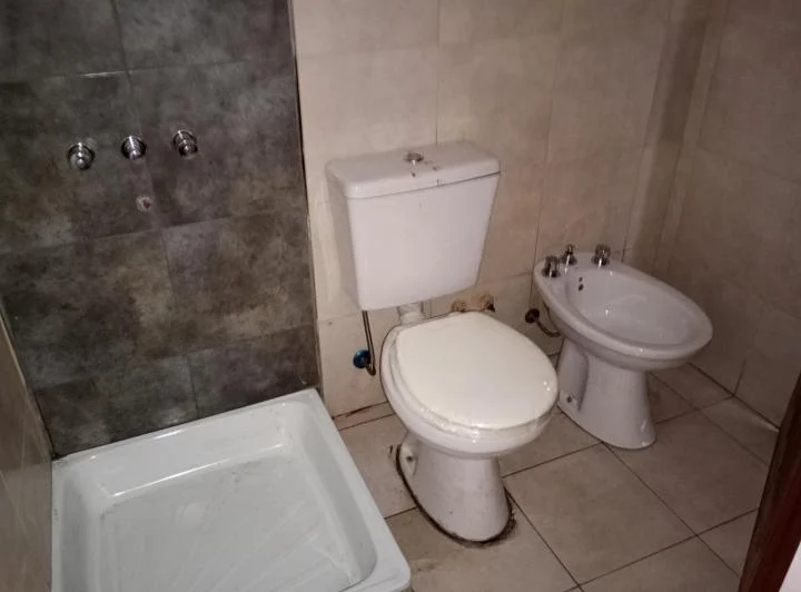 Depto. Monoambiente, muy luminoso, excelente ubicación. Apto profesional. Dueño 4