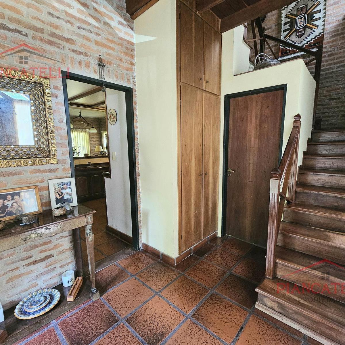 Venta de Casa en Country Banco Provincia con 4 Dorm. 1